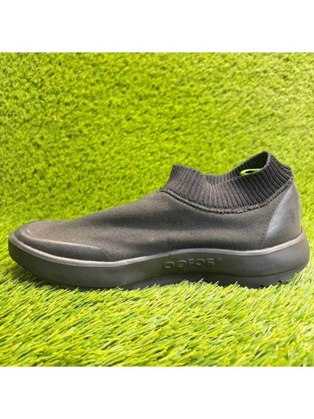 OOFOS OOmg eeZee Low Mens Size 9.5 Black Casual Classic Recovery Slip On Shoes